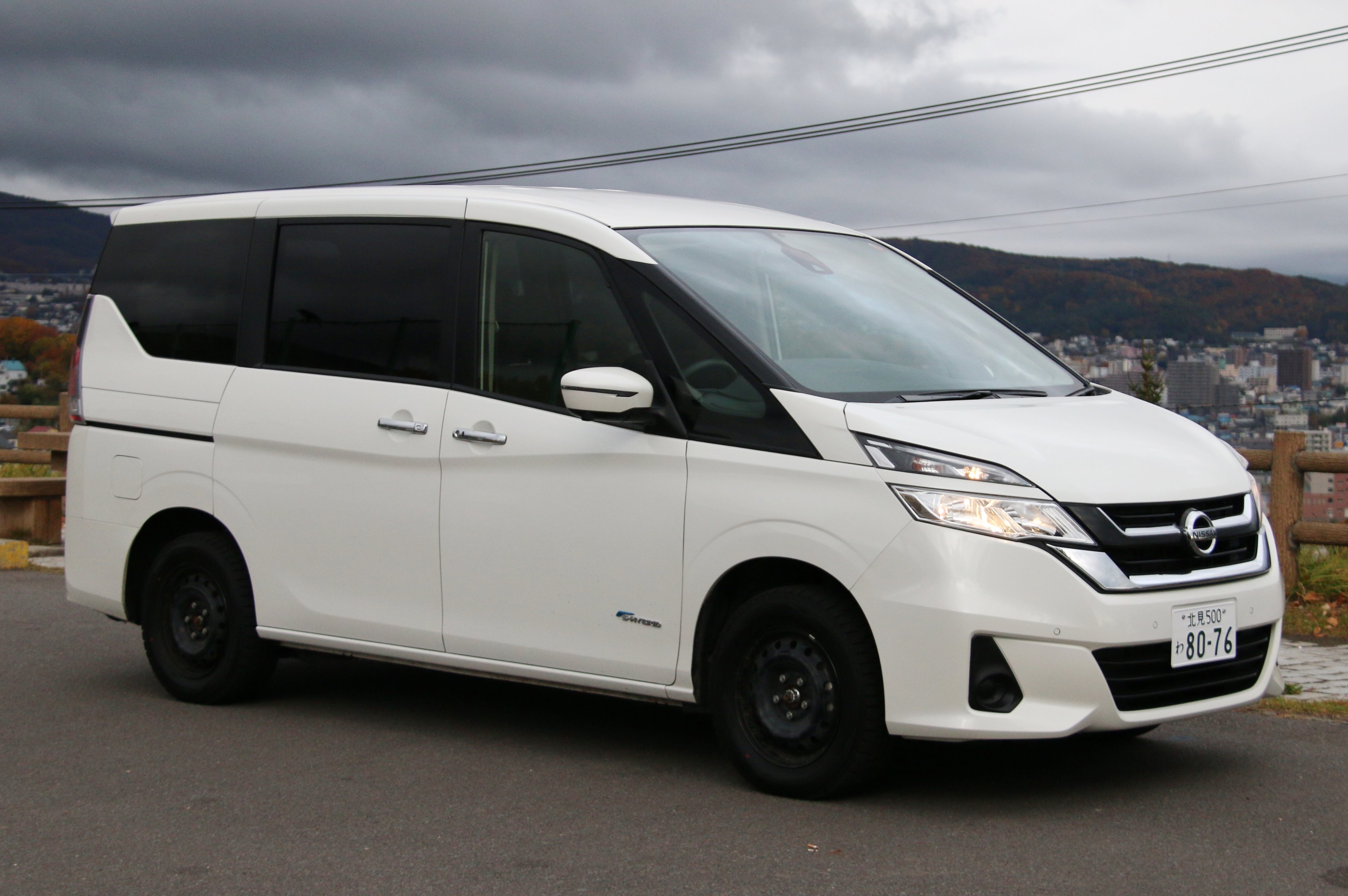 そこら辺の町内会長 C27セレナ のレンタカー借りて出かけてきました ハイウェースターではなくノーマルグレードだったので ホイールキャップを外して黒鉄ちん仕様に 加速が遅かったので舐めてましたが 流れに乗ると周りのどの車よりも速かったです 燃費