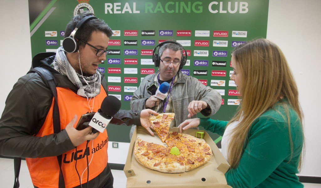 realracingclub's tweet photo. 📸 | Que mejor guinda para saborear una remontada que con unas 🍕 de @telepizza_es. ¡En zona mixta dieron muy buena cuenta de ellas! 😋 https://t.co/o2ixCQ9Fo7