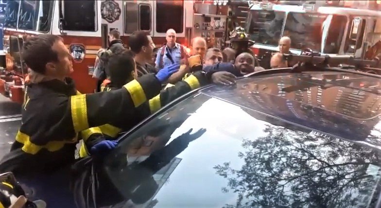 STATter911's tweet image. Must see: More &amp;amp; better video of #FDNY #firefighters taking down man trying to steal a fire engine
statter911.com/2017/10/23/vid…