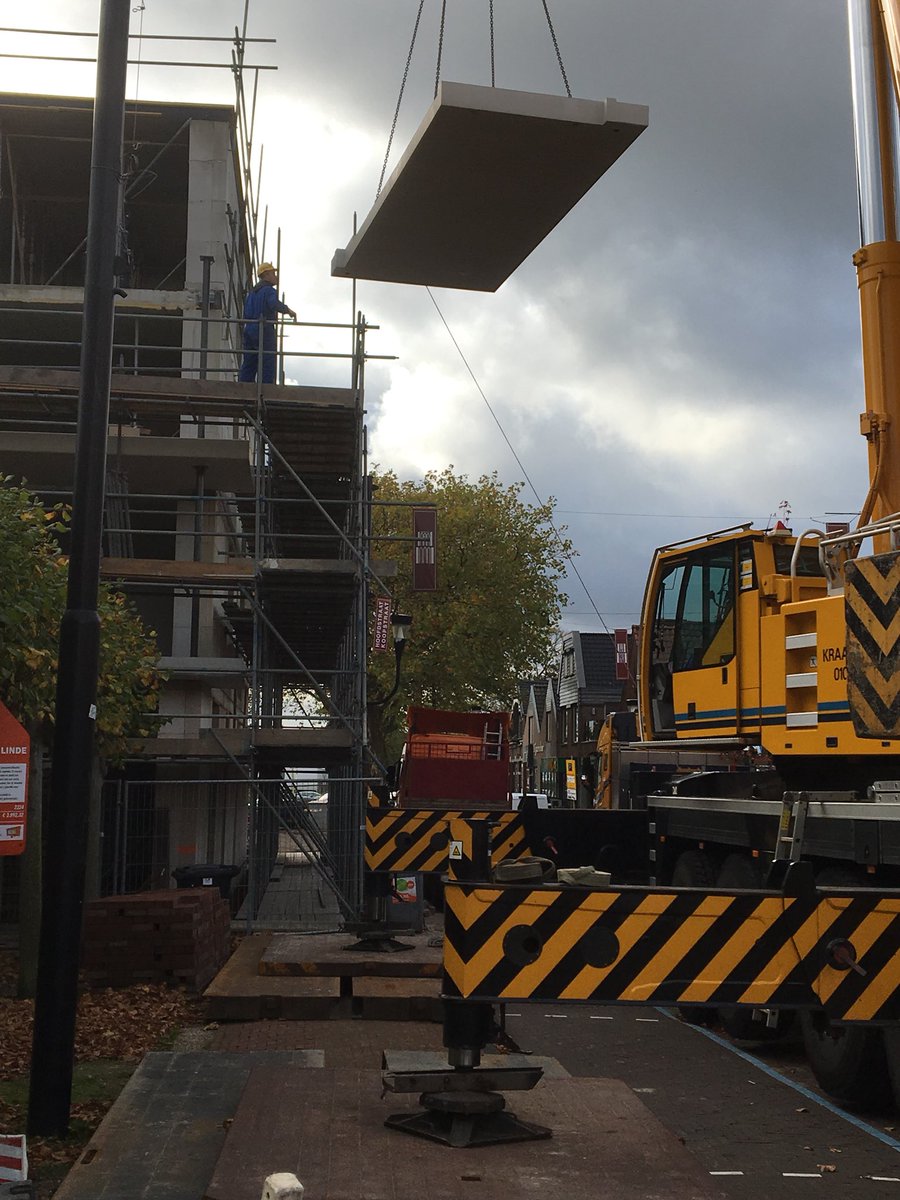 Vandaag balkonplaten monteren bij appartement #leilinden in #delier door binnen in het centrum op de mm nauwkeurig <a href="/GiesbersRdam/">GiesbersRotterdam</a>