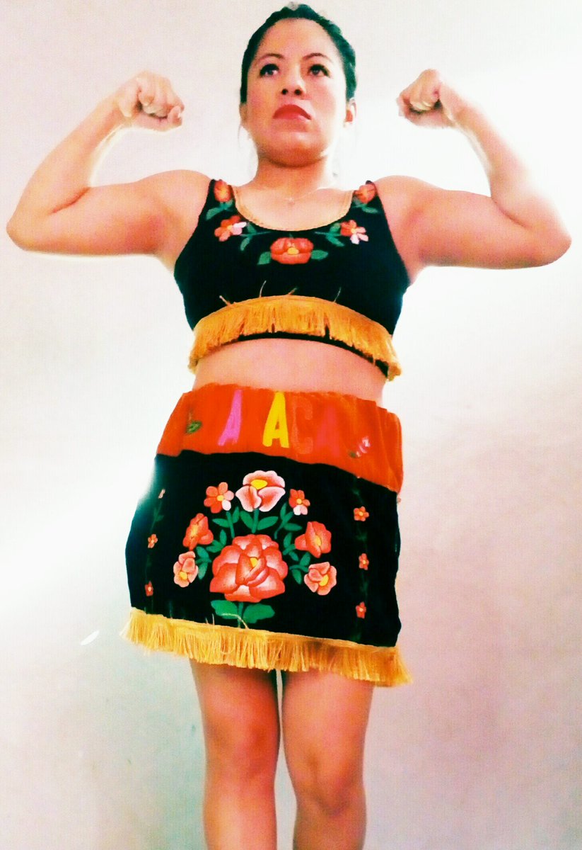 GuerreraMixteca's tweet photo. Orgullosa de ser oaxaqueña y portar mi uniforme inspirado en la región del Istmo.
#BoxeadoraProfesional 👊 https://t.co/fsOIFeX0gm