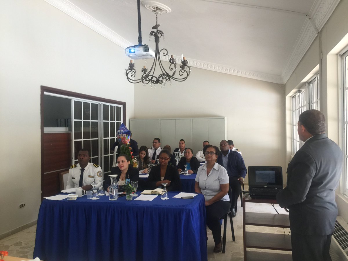 DGSPC_'s tweet photo. El profesor Hector Méndez @InfotepRD capacita servidores penitenciarios en Seguridad Industrial. #ModeloPenitenciarioRD https://t.co/mxyHR71OXZ