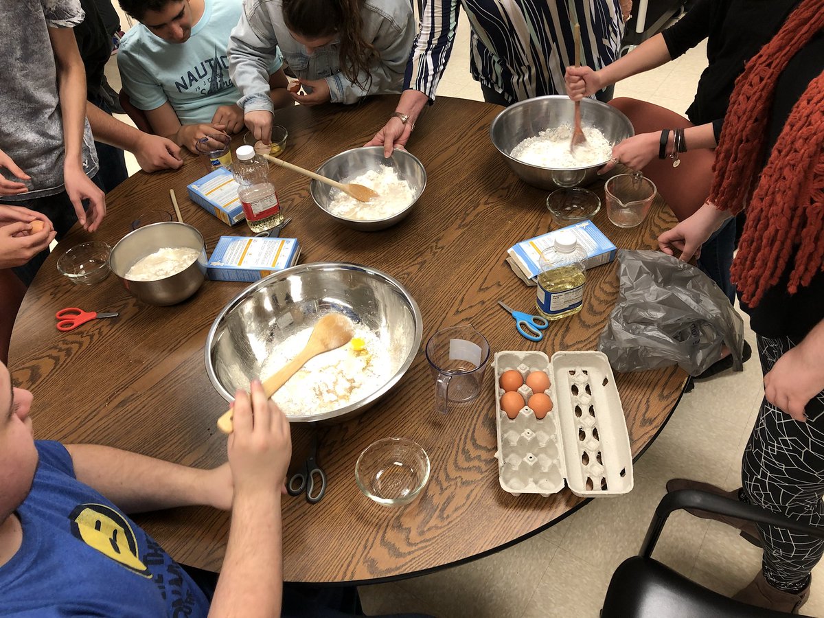 MrsKPandPALS's tweet photo. Who’s ready for #CafeTuesday’s banana bread tomorrow?? 🍌🍞 #BestYearYet #A23IsThePlaceToBe #DHSPALS #MakingTheHallsSmellAmazing https://t.co/mwEixIxdyl