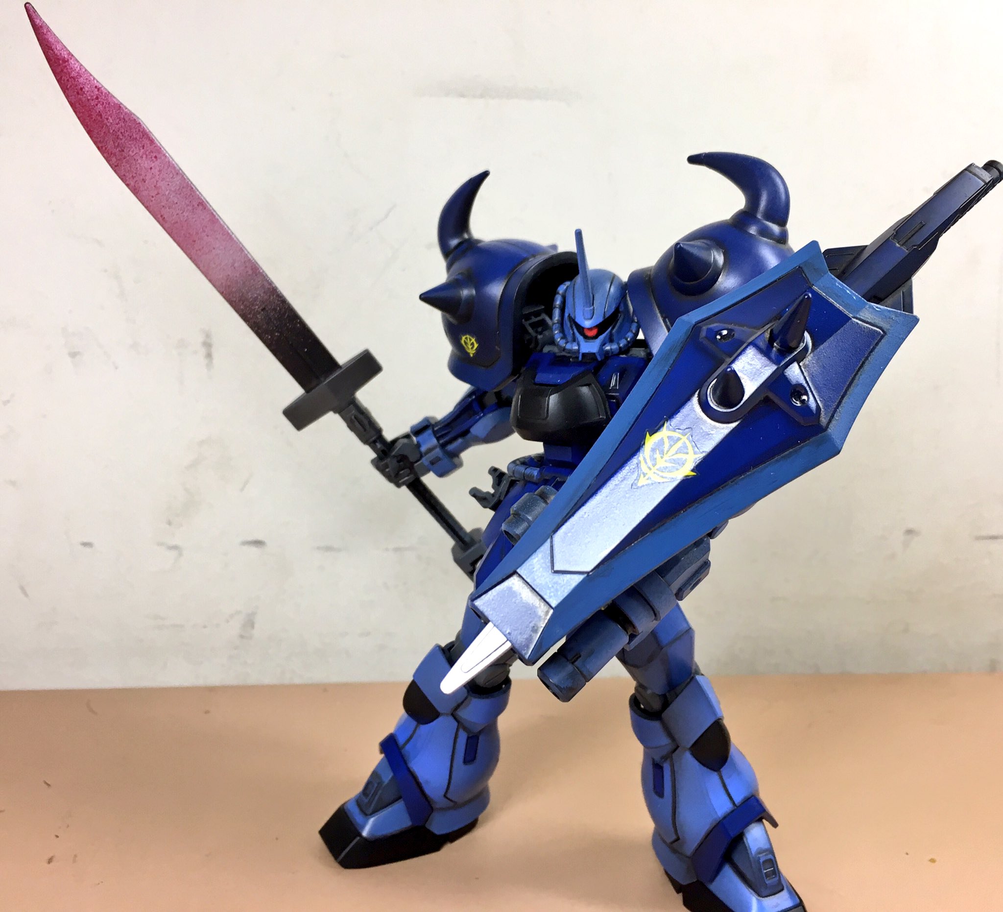 Twitter 上的 タビタ 特大型ヒートサーベル 通常時は右の腰にマウントされており抜刀の際は右手で掴み手首を回転させて構える 通常のヒート サーベルより大きさや重量と出力が大きく刀身の熱量はひと凪で盾を構えたmsを両断する程である T Co Qn8hxueqj3