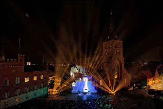 Sven Sören Beyer holt sich den Proteus Hybrid von <a href="/ElationPro_EU/">Elation Pro Europe</a> für die H. C. Andersen Festivals nach Odense.

diereferenz.de/elation-mit-an…