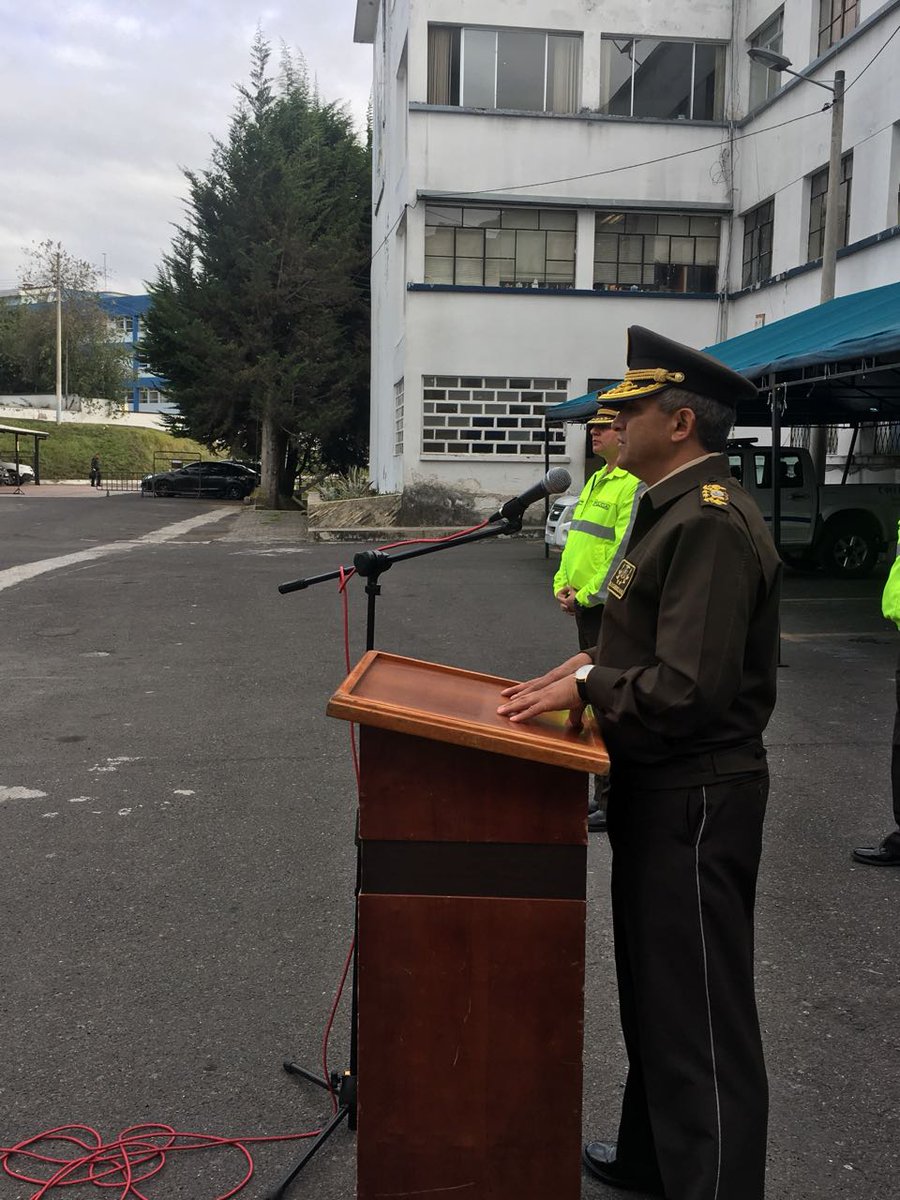 PoliciaEcuador's tweet photo. 1/2 “Necesitamos un talento humano con integridad y feliz, con amor a lo que hace” #CmdteDMQ visitó el #DistEEspejo https://t.co/QLidFLPrl4