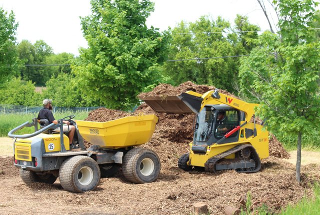 CompactEquip's tweet photo. Wacker Neuson dedicated dumpers help out at the U.S. Open. #rollinglarge @WackerNeusonUS https://t.co/icadkCysjE https://t.co/bgifvzUV8g