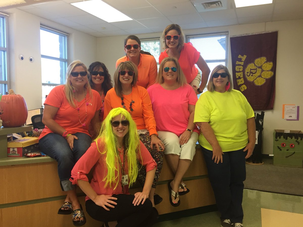 RachelAmrine's tweet photo. Our future is too BRIGHT for drugs #redribbonweek #RSEwhy #iamDSISD https://t.co/GRXAUM6hgD