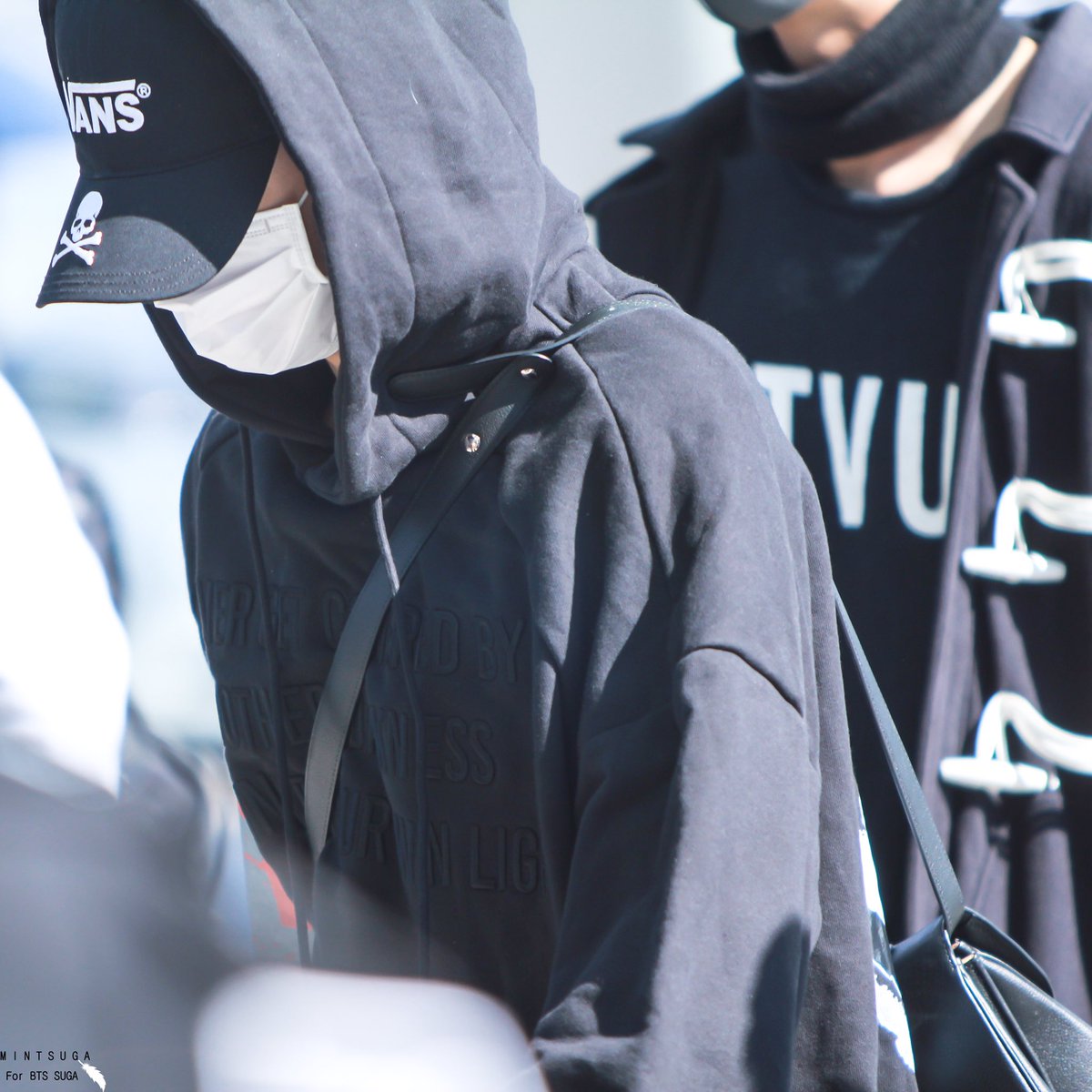 MINTSUGA_0309's tweet photo. 171023 인천입국 
#SUGA #슈가 #방탄소년단 #BTS

고개를 들 수 있나요?
근데
숙이고도 보기 좋다.
@BTS_twt https://t.co/F9W9e3SIoR