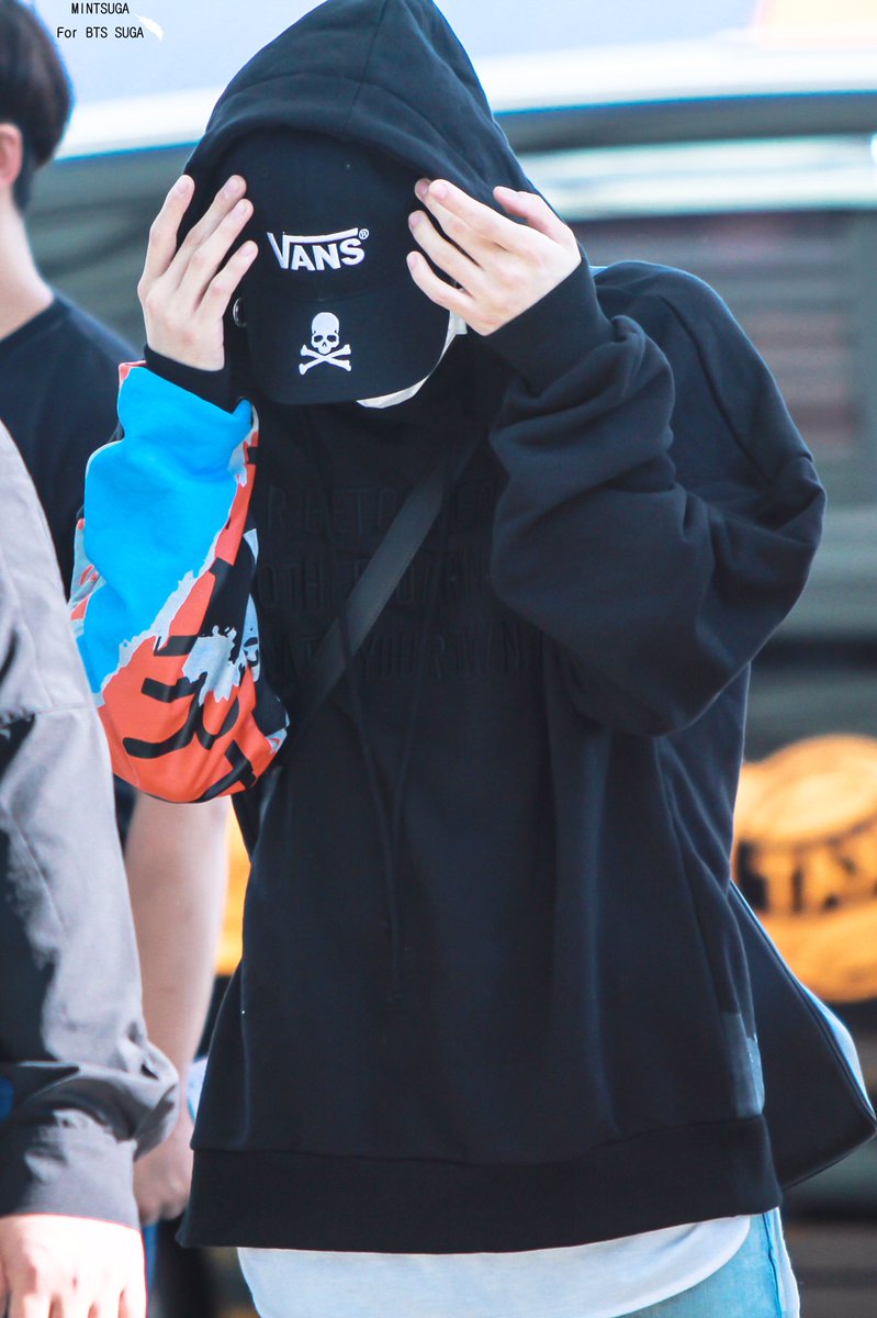 MINTSUGA_0309's tweet photo. 171023 인천입국 
#SUGA #슈가 #방탄소년단 #BTS

고개를 들 수 있나요?
근데
숙이고도 보기 좋다.
@BTS_twt https://t.co/F9W9e3SIoR