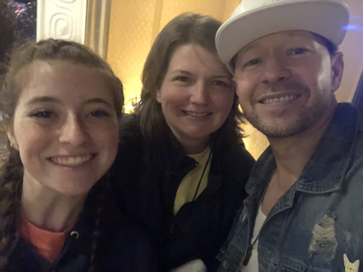 PeacockSara's tweet photo. My senior trip was a VERY SUCCESSFUL!!!! I love you Donnie 💗💗@DonnieWahlberg #Thankful #secondgen #seniorTrip #wafflehousetime https://t.co/fJXSgfLzVr