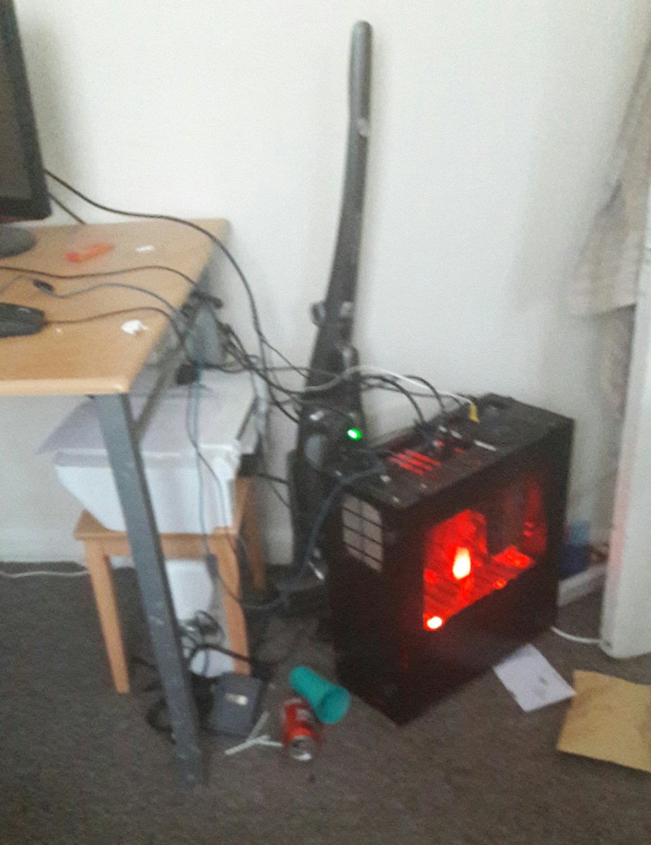 TheArriana's tweet photo. Nothing like your toddler pulling your desktop pc onto the ground. #brokenmouse #brokencase #hulkmuminprogress https://t.co/EoBWoNBnBE