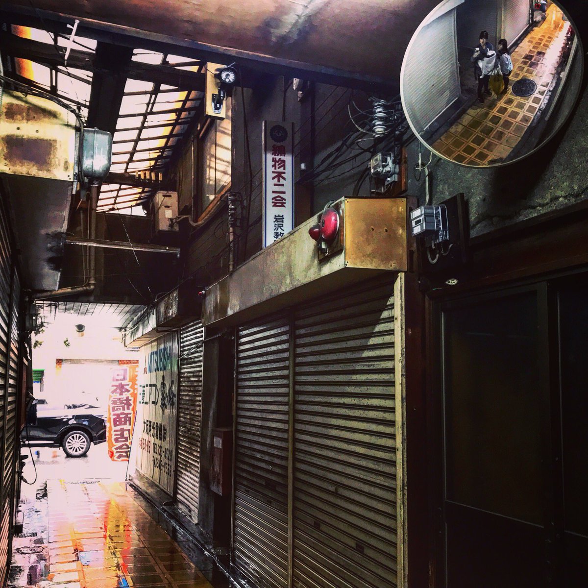 Madeinhand閉店元店主 Ar Twitter 昨日の台風でうちの店一部雨漏り 昭和年の建物だから シャッターに雨 日本橋 大阪日本橋 日本橋商店会 昭和レトロ ノスタルジー シャッター 路地裏 昭和レトロ ミラー 映るうちら 雨漏り 昭和年 新しいお店もできてきてる Madeinhand閉店元店主 Ar Twitter 昨日の台風でうちの店一部雨漏り 昭和年の建物だから シャッターに雨 日本橋 大阪日本橋 日本橋商店会 昭和レトロ ノスタルジー シャッター 路地裏 昭和レトロ ミラー 映るうちら 雨漏り 昭和年 新しいお店もできてきてる
