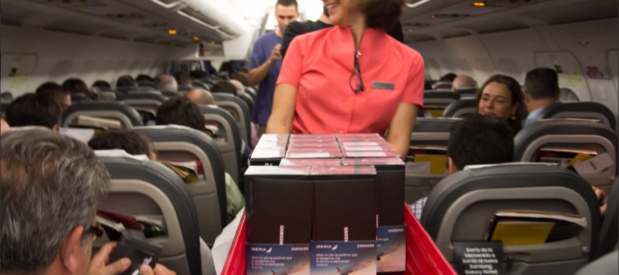 A3Noticias's tweet photo. Regalan un Samsung Galaxy Note 8 a todos los pasajeros de un vuelo Madrid-Coruña y reaccionan así https://t.co/ZgcyBdOYGy vía @viajestic https://t.co/zBX02vc0Sw