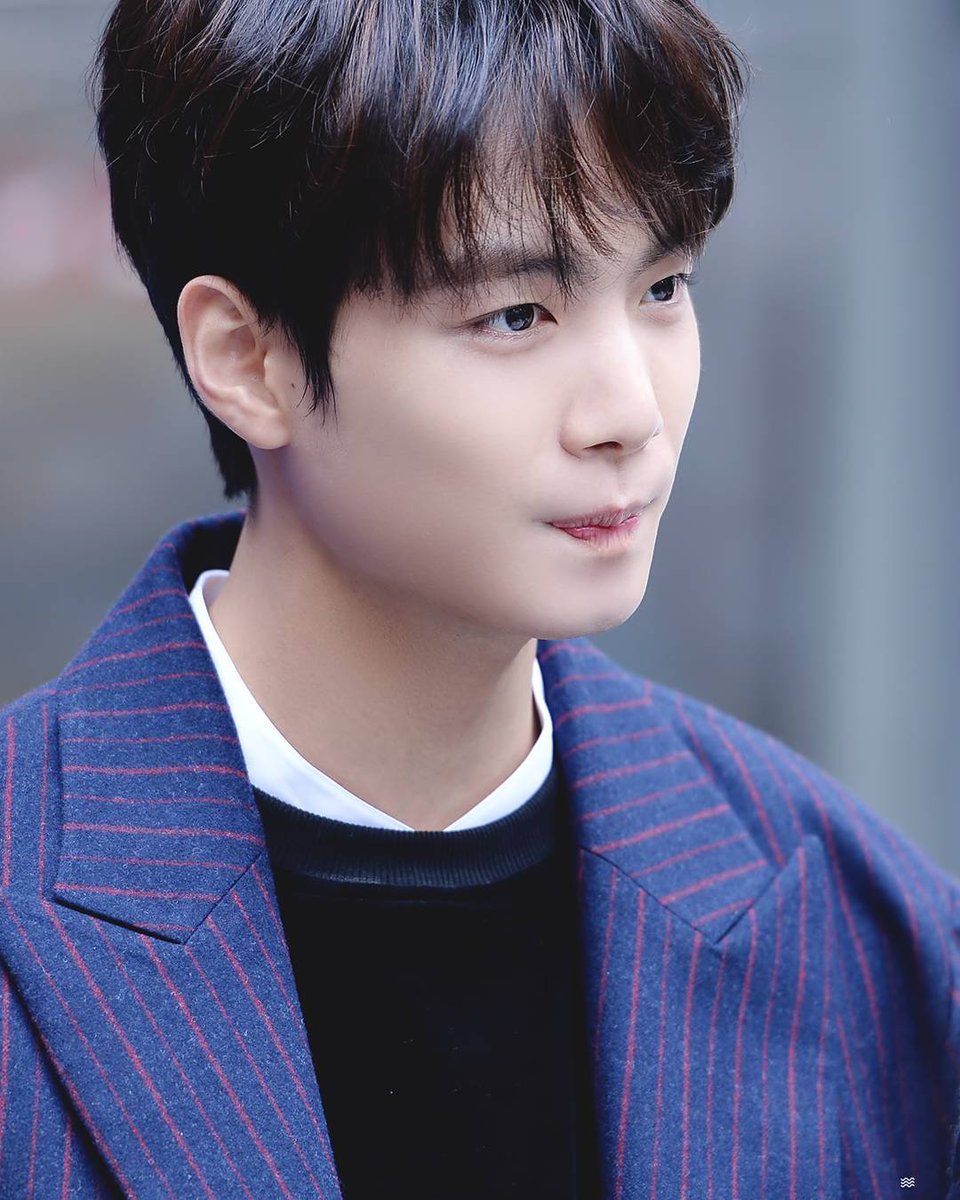 WM_Hyunki95's tweet photo. [ Pic!Me ]

Mengapa wajahku terlihat lebih mulus disini..

Hm... https://t.co/2Tn4J9RQ7v