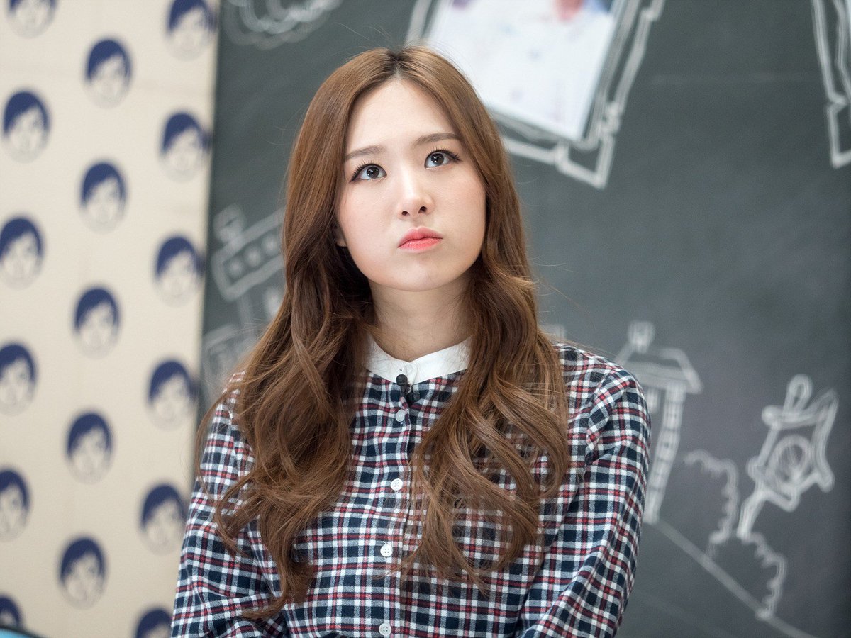 Koreaboo's tweet photo. 5 Times Female Idols Were Absolutely Savage Towards Their Fanboys 🤣👩

➜ Read More: https://t.co/cMH0upn1YM https://t.co/LLh1P2eL1T