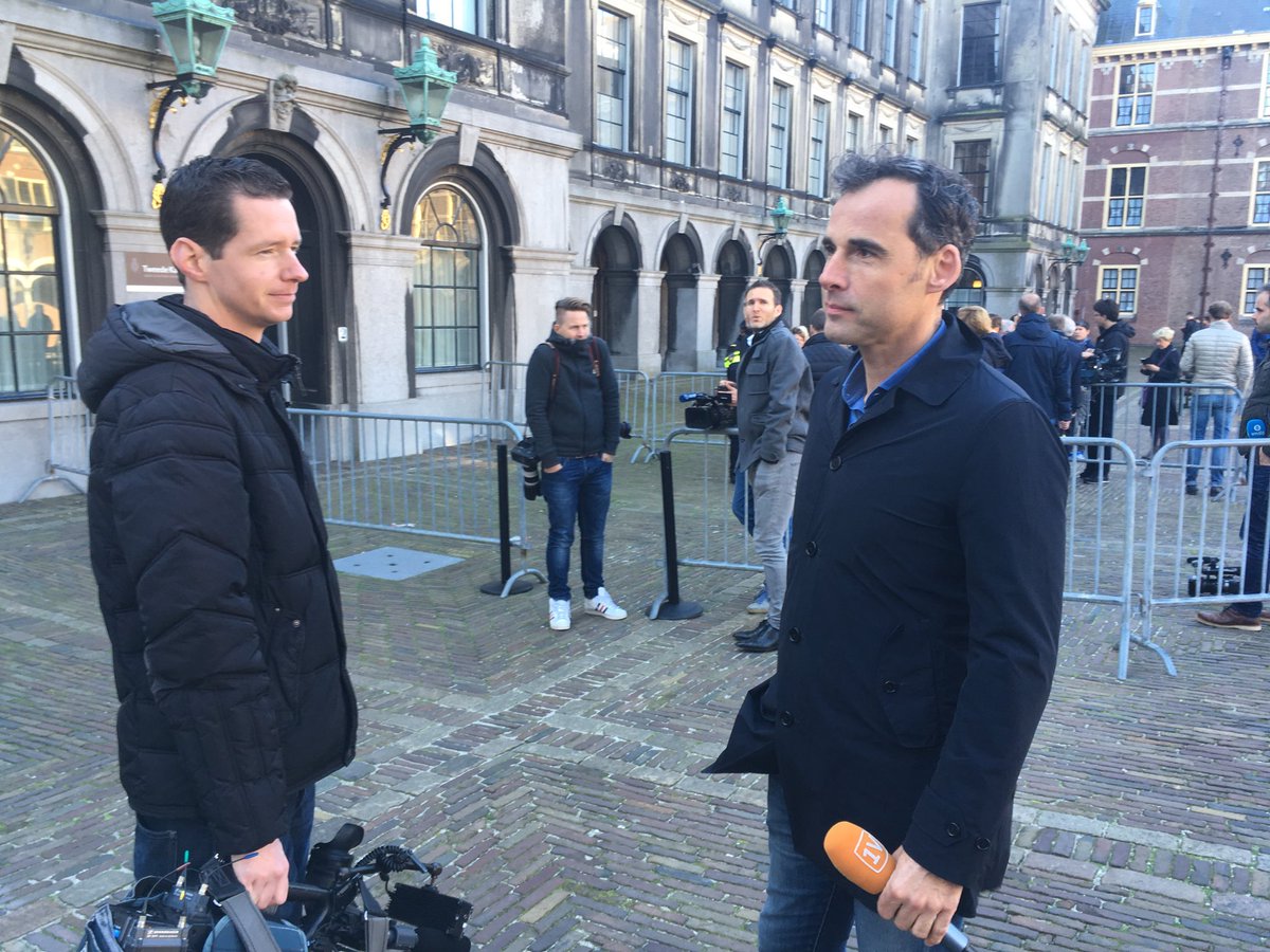 L_Witteman's tweet photo. Wachten nog altijd niet voorbij. Met collega @RemkoTheulings @EenVandaag. @ferdgrapperhaus liep heel snel naar binnen #formatie2017 https://t.co/Dpdu7RSvDd