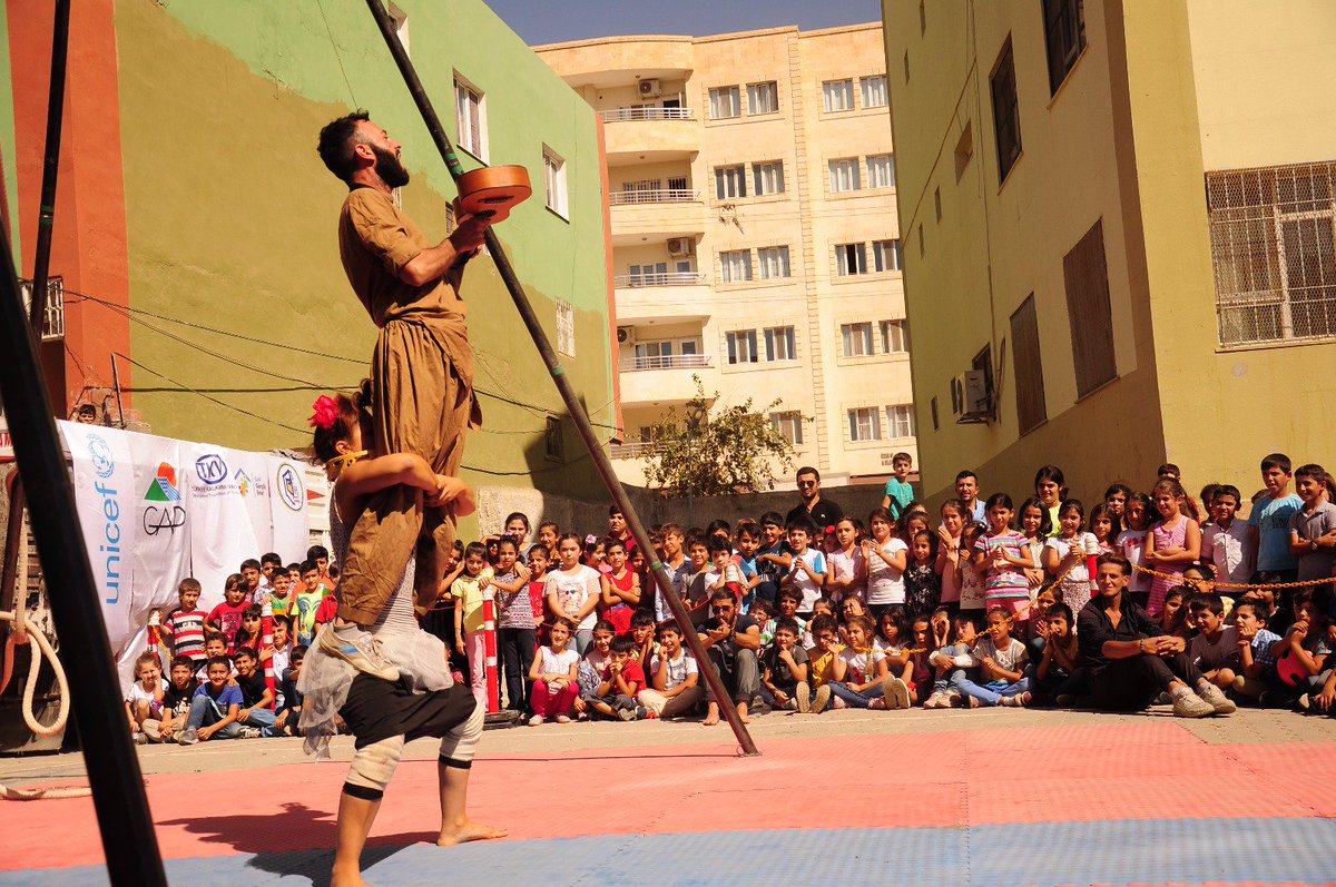 msssfest's tweet photo. #Msafest 2017 - Nusaybin Yıldırım İlkokulu  #socialcircus  #unicefturkiye #sirk # #acrobatic #refugees #cirquedusoleil #nusaybin #Mardin https://t.co/jDd9zK4xLW