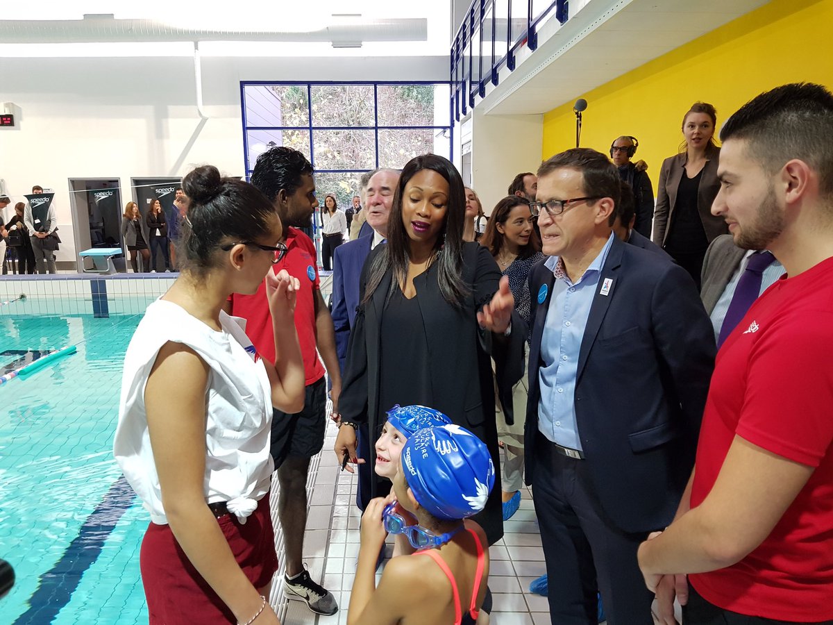 SecoursPop's tweet photo. .@FlesselLaura, ministre des #sports, est venue ce matin encourager les #enfants qui apprennent à nager ! https://t.co/4PE6cu41Rv