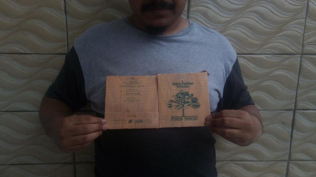 adewhabtsa's tweet photo. Yang ingin album musikalisasi puisi ini, merapatlah malam nanti di Gedung PKM UPI Bandung, pada Pesta Sastra Indonesia, guliran Seni Bandung https://t.co/346jBrQRDt