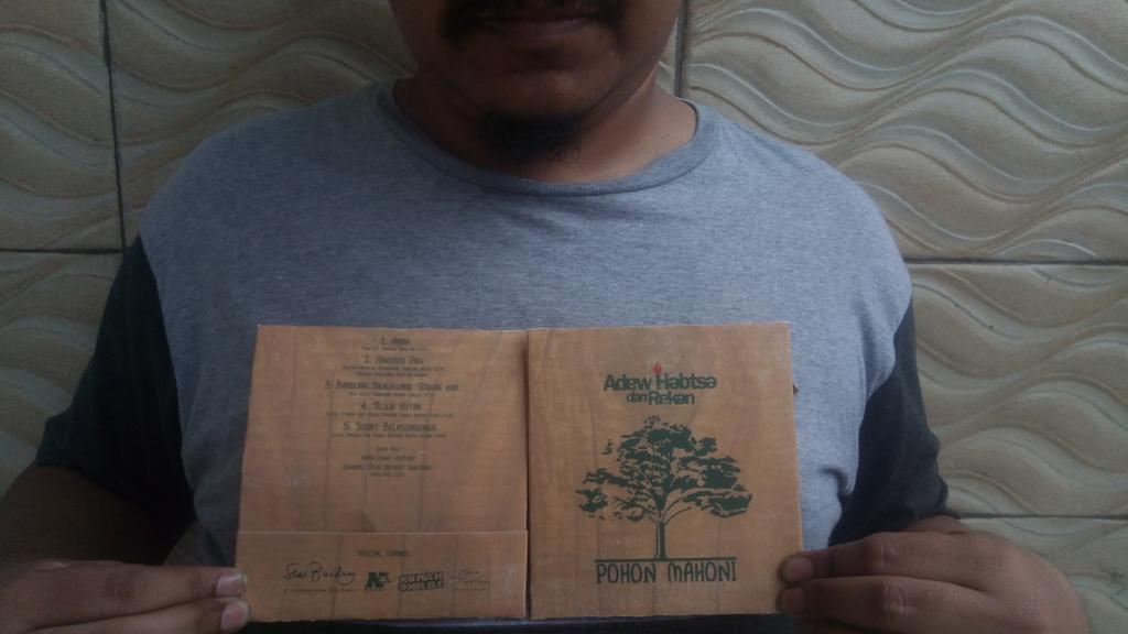 adewhabtsa's tweet photo. Yang ingin album musikalisasi puisi ini, merapatlah malam nanti di Gedung PKM UPI Bandung, pada Pesta Sastra Indonesia, guliran Seni Bandung https://t.co/346jBrQRDt
