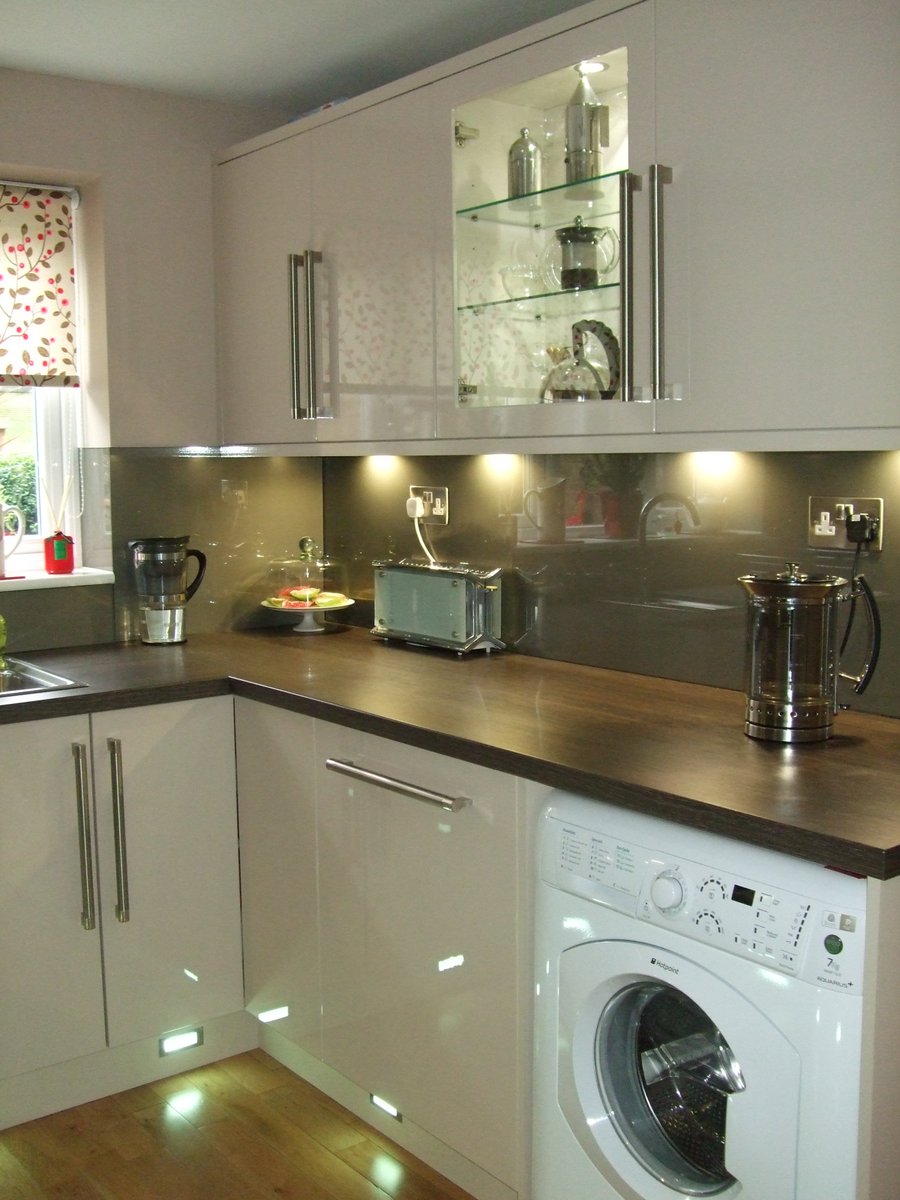 GentGlass's tweet photo. Renovating your kitchen, and need glass Splashbacks? Give us a call on 01933 223482 for a price 😀 #glass #splashbacks #kitchen https://t.co/wPop3EOlbt