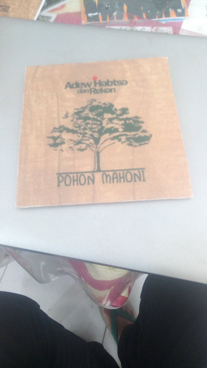 adewhabtsa's tweet photo. Yang ingin album musikalisasi puisi ini, merapatlah malam nanti di Gedung PKM UPI Bandung, pada Pesta Sastra Indonesia, guliran Seni Bandung https://t.co/346jBrQRDt