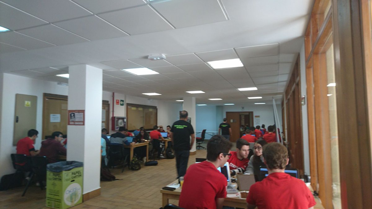 daiesicr's tweet photo. Todos los participantes empezando a picar mucho código para resolver los problemas del #HackatonESI #Talentum. https://t.co/fLIwtBJtys