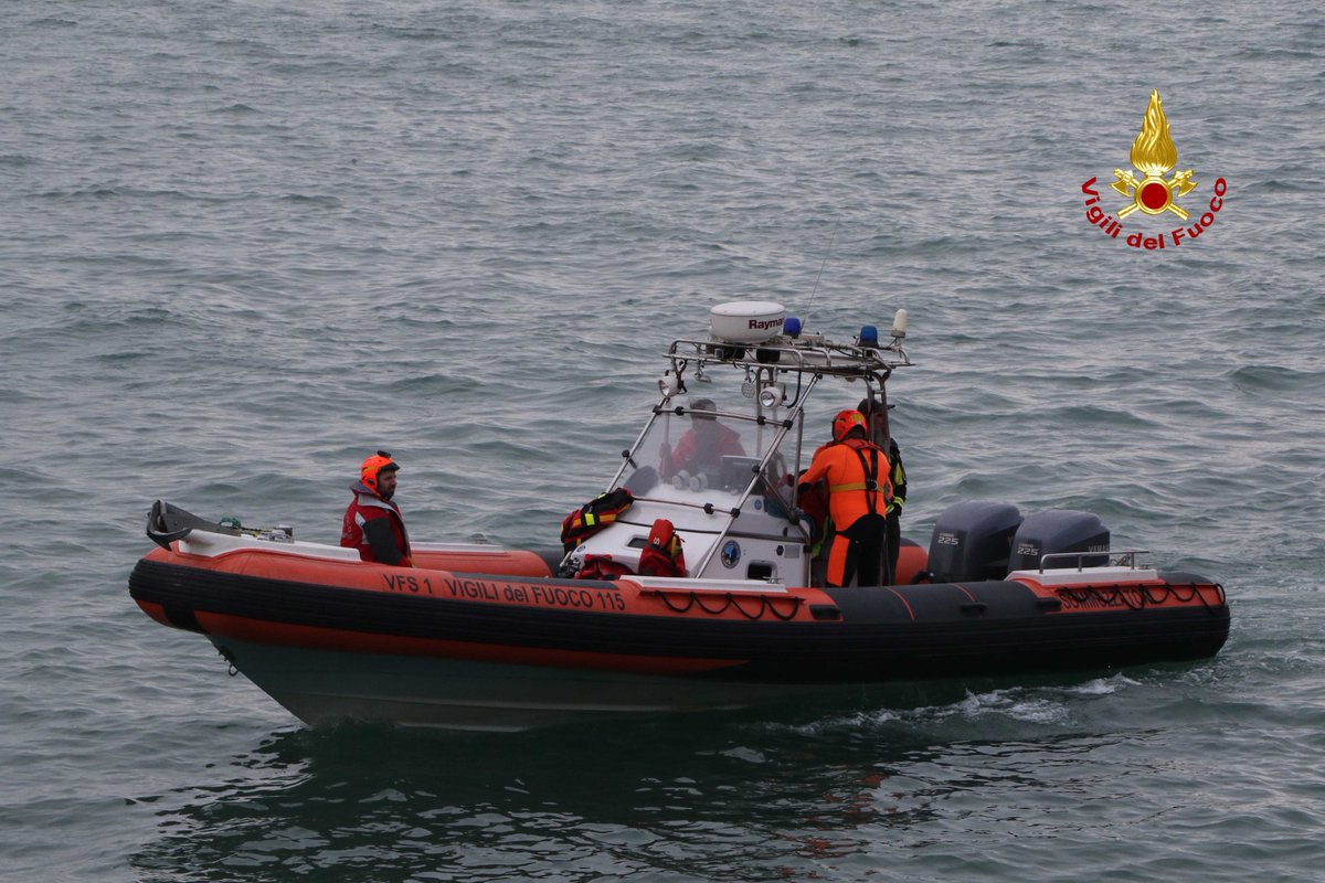 vvfveneto's tweet photo. #23ott Chioggia(VE), la notte scorsa due giovani aggrappati a una briccola individuati e salvati dai #vigilidelfuoco dopo incidente nautico https://t.co/6biDNzt4VT