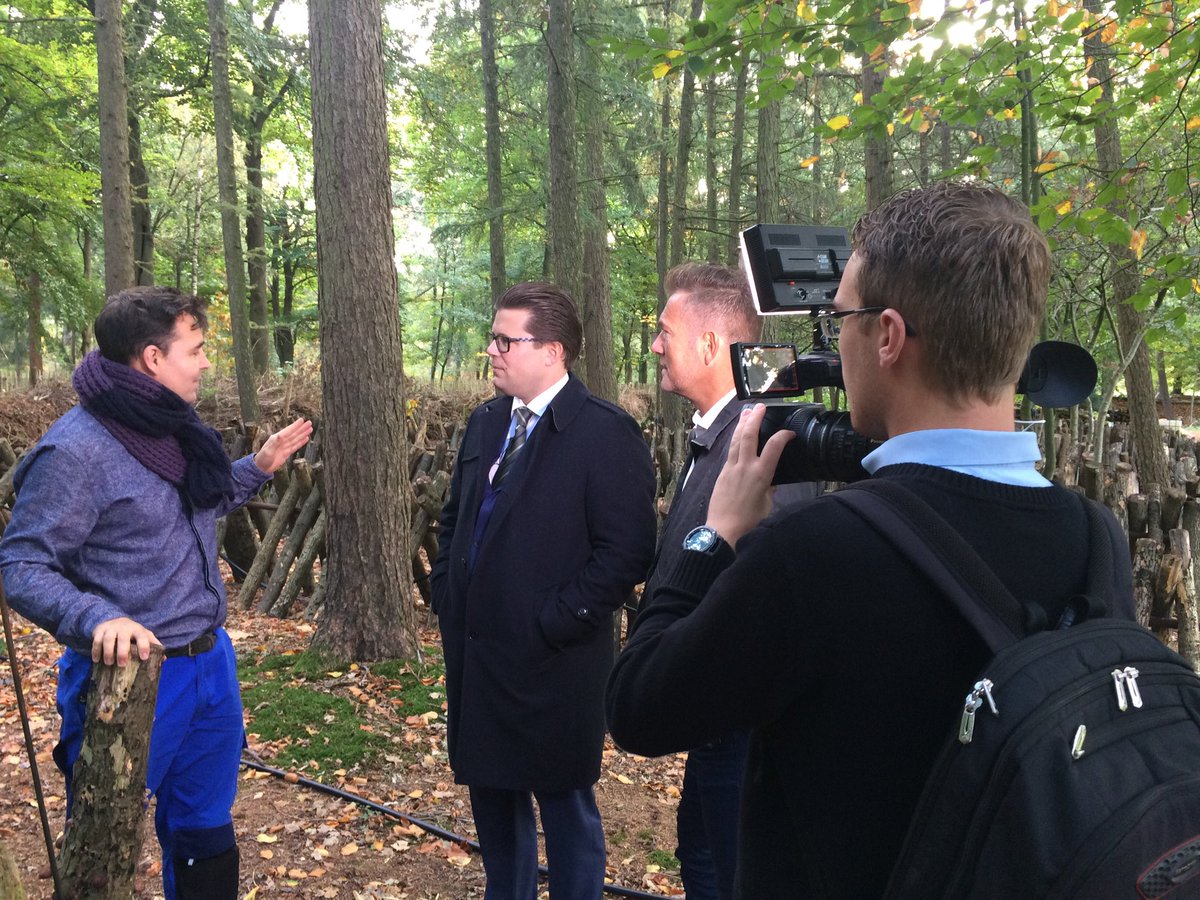 gert_ten_hoven's tweet photo. Almer van der Waal is wethouder voor 1 dag. Werkbezoek bij #makandra #sheerenloo. En hoe gaat het intussen @Reklet? https://t.co/Qb6BFIKD3Q