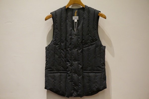 jrq_jp's tweet photo. 【Blog】今季はカジュアルスタイルにモノトーンのダウンベストを取り入れてみてはいかがでしょうか。定番のアメカジアイテムもカラーを替えるだけで新鮮に映ります。
https://t.co/SmRXT3b6ns 
#ダウンベスト #ジャケットリクワイヤード #SixMonth https://t.co/xBhWKslZJx
