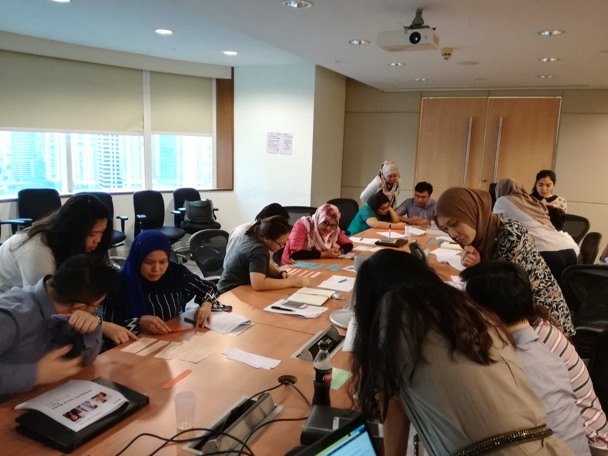 ParisaNafissi's tweet photo. SUPER engaged in writing for social media session 😉 #PDCMY #PDCMYKL #PETICT @my_British https://t.co/gjNIj3wiTR