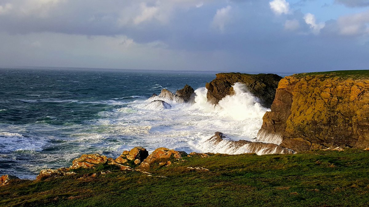 discovergroix's tweet photo. Let’s start the week with stormy Pen Men, wind was blowing this weekend ! 🌊💨#groix #brittany #Morbihan https://t.co/ORrmHA15kZ
