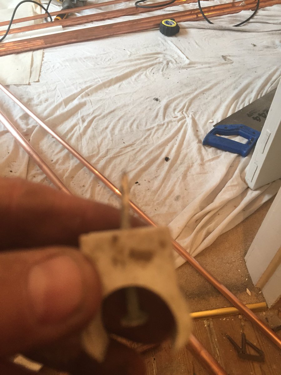 CosyWarmPlumber's tweet photo. .got no screws just nail the clips on easy peasy #somefolk @john_plumbing @irbheating @stylesplumbing @LeePeakHeating https://t.co/4NWLicIAFe