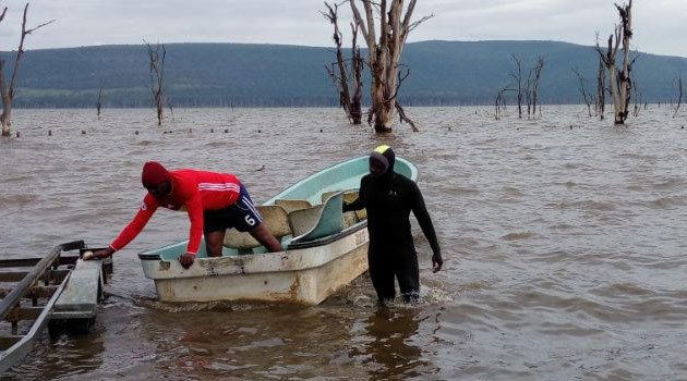 MediapitKenya's tweet photo. A body of a male victim of the Saturday helicopter crash  in Lake Nakuru has been recovered. https://t.co/PoUoGSxiPO https://t.co/q0utyz3e6l