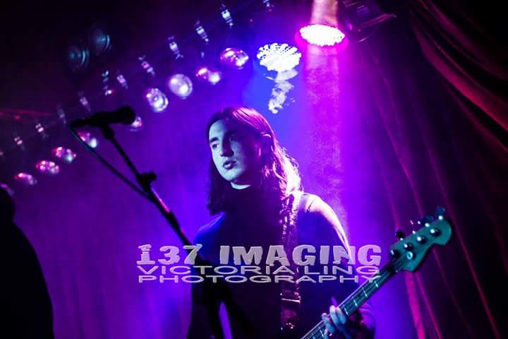_victoriawai_'s tweet photo. Sneaky 👀@violetsrblue_  at @BornMusicOnline #Blogtober event at @TheFinPub 21st Oct 2017 #MusicPhotography #MusicBlog #Violets #VioletsRBlue https://t.co/EjtrBPtafc