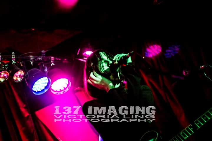 _victoriawai_'s tweet photo. Sneaky 👀@violetsrblue_  at @BornMusicOnline #Blogtober event at @TheFinPub 21st Oct 2017 #MusicPhotography #MusicBlog #Violets #VioletsRBlue https://t.co/EjtrBPtafc