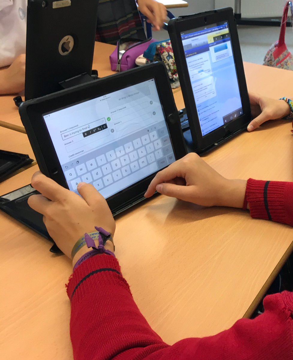 Students creating a Kahoot in order to practice grammar contents!#cooperativelearning #projectbasedlearning #kahoot #colegioadharaz #ipad