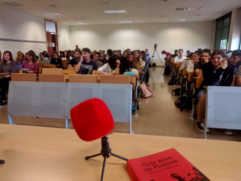 JotDownSpain's tweet photo. Estamos gozándolo con los futuros periodistas de @PeriodismoUMH https://t.co/QzIF7DQ5MD