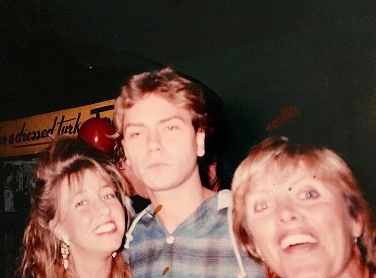 rivahphnx's tweet photo. rare photo of river phoenix with fans in ontario, canada. august, 1993. https://t.co/BziiNI52zE