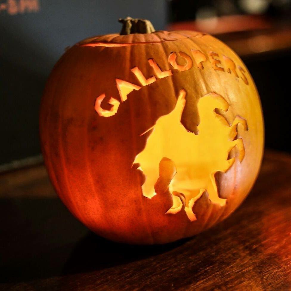 It’s our favourite time of year 🐎🍻#halloween #craftbeer #gallopers #hescomingforyou