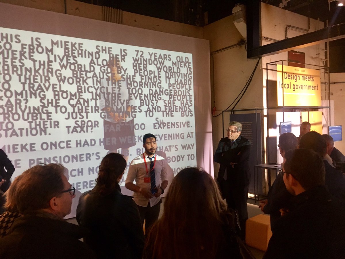 Henk Krol en andere kamerleden luisteren naar <a href="/ShaunFigaroa/">Shaun Figaroa</a> over zijn challenge Stack je Money, tegen schulden bij jongeren.