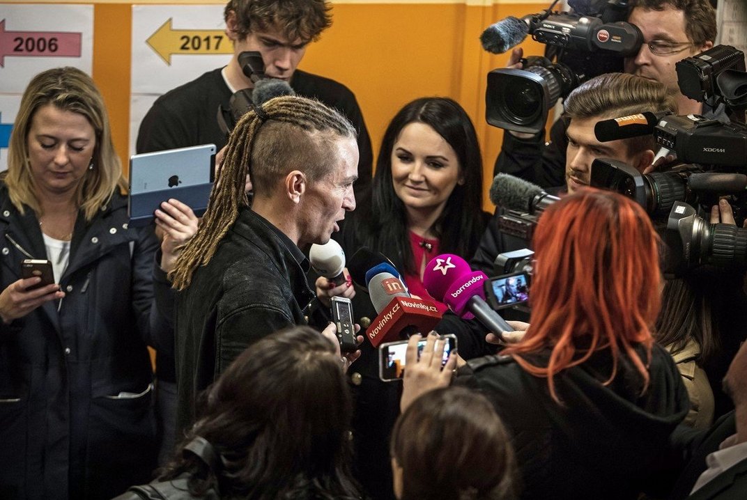 ExpresCZ's tweet photo. Politická superstar @IvanCzechPir8 z @PiratskaStrana očima ženy: Proč se rodí nový hrdina? 
čtěte → https://t.co/PQcvpKABnI https://t.co/HE19mUwzoZ