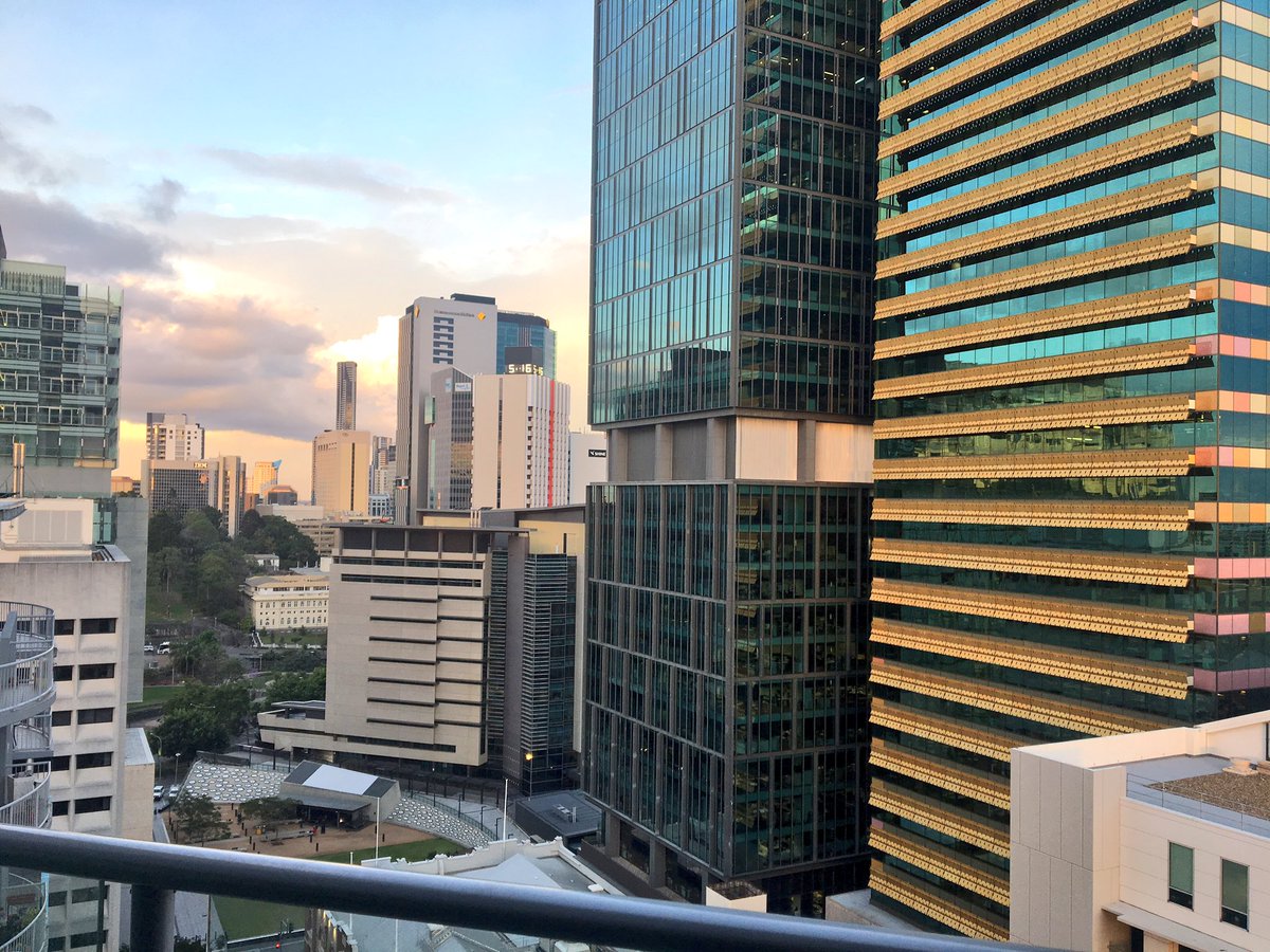 AlisonWidders's tweet photo. When your workplace is a stone throw away 👊🏻 hello santos place 🤗💛 #changeofscenery #brisbane #qld #servcorp https://t.co/ml8J1IyOYY
