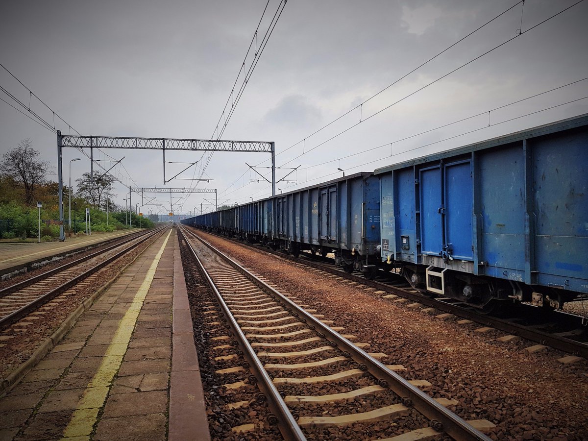 PKP_PLK_SA's tweet photo. Inwestycja @PKP_PLK_SA za 180 mln zł zwiększy możliwości przewozu towarów na terenie woj. śląskiego i opolskiego https://t.co/yOL1KJLy7c https://t.co/MW1mFbpeDa