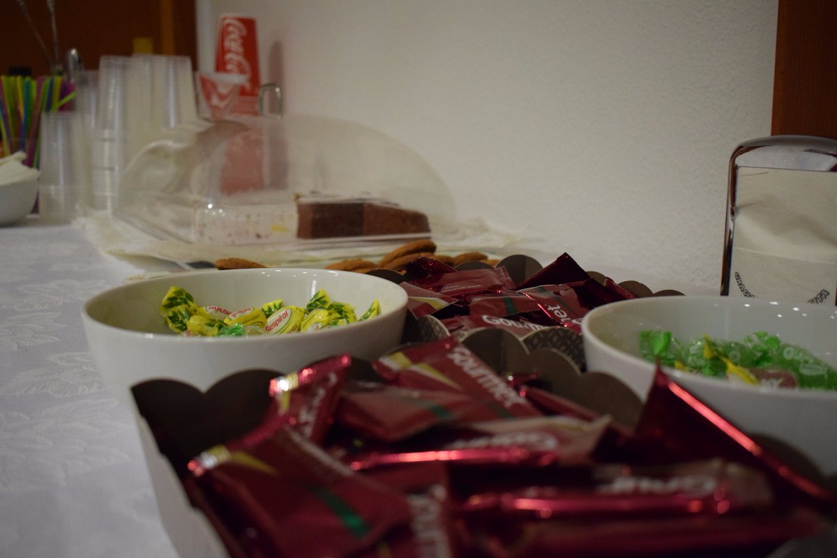 Ropopis's tweet photo. No todo son ordenadores por aquí...y pronto #lasDosTorres 🍕🍕🍕
#hackathonESI #fotoESI #Talentum https://t.co/0RQyipJOmM