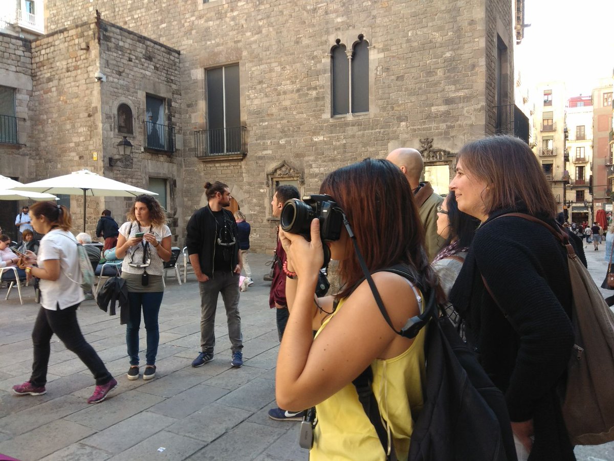 PastView's tweet photo. Algunos de los asociados de @bcnTB han viajado con #PastView a través del tiempo para conocer el pasado gótico de la ciudad.🕶️🚶‍♂️ https://t.co/VtR13fMZUD