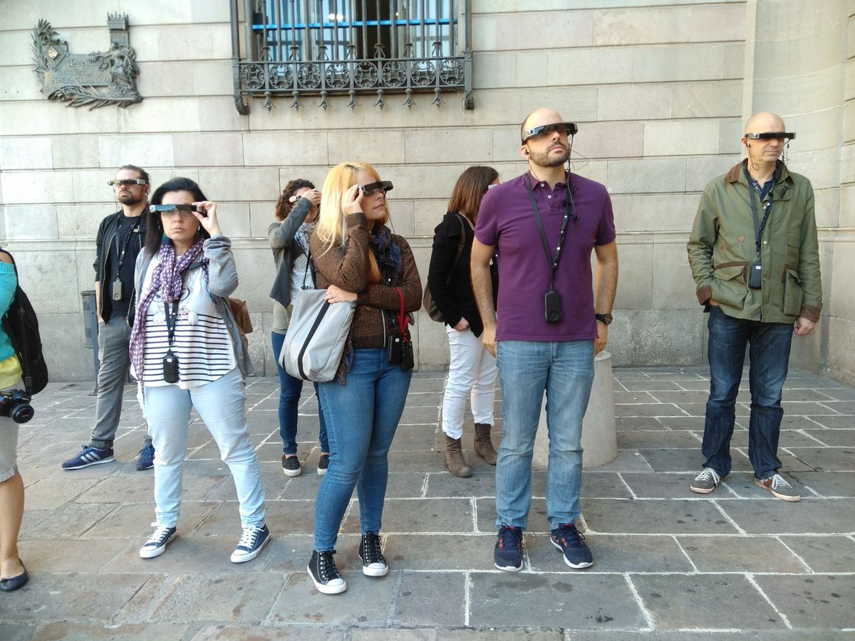 PastView's tweet photo. Algunos de los asociados de @bcnTB han viajado con #PastView a través del tiempo para conocer el pasado gótico de la ciudad.🕶️🚶‍♂️ https://t.co/VtR13fMZUD