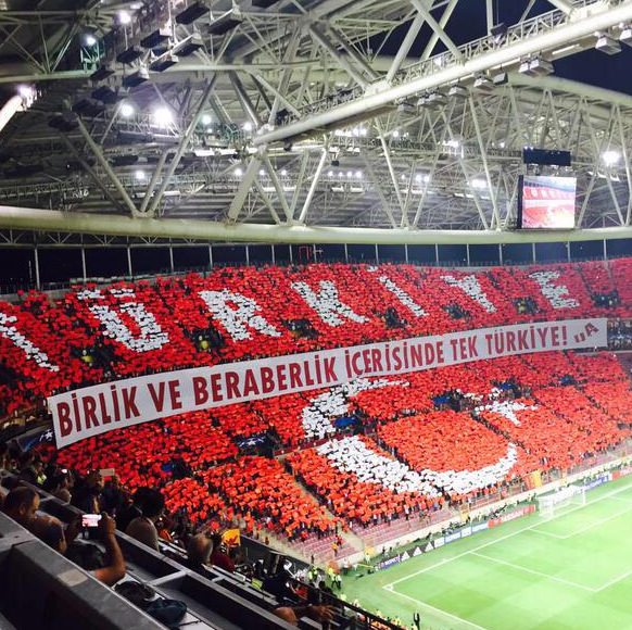 Dönem olur Fransız derler dönem olur FETÖ'cü derler dönem olur bölücü derler. Değişmeyen bir tek şey vardır. Galatasaray, Türkiye'dir.