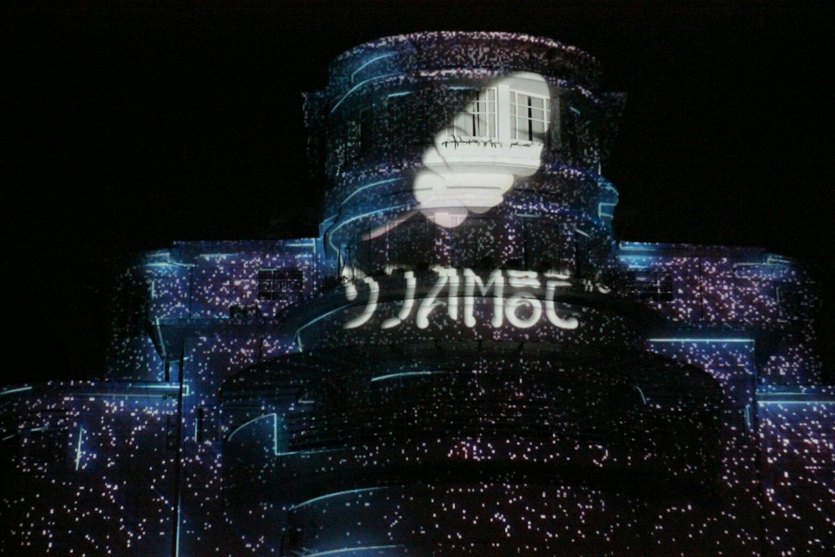 Djamoean kami malam tadi menghipnotis ribuan pasang mata. Penampilan dari Uvisual x Andri Kulkas x Sins Of Suns. Sampai jumpa di #djamoe7 !